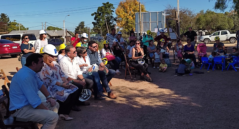 Autoridades y equipo de Plan Juntos presencian el llenado de las plateas de la obra Autoridades y equipo de Plan Juntos presencian el llenado de las plateas de la obra