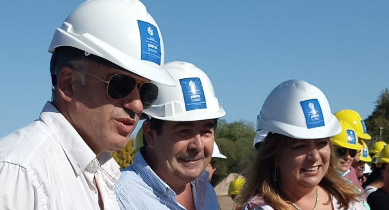 Intendente Yamandú Orsi, Ministra de Vivienda Irene Moreira presencian el llenado de las plateas de la obra Intendente Yamandú Orsi, Ministra de Vivienda Irene Moreira presencian el llenado de las plateas de la obra