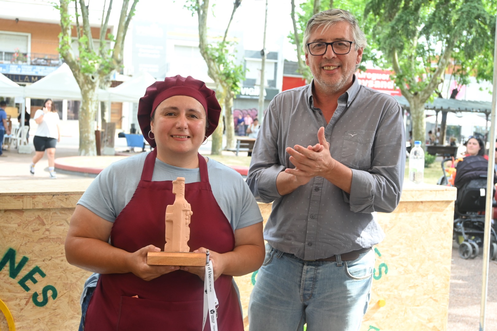 Ganadora concurso gastronómico y Alcalde del Municipio de Las Piedras Gustavo González