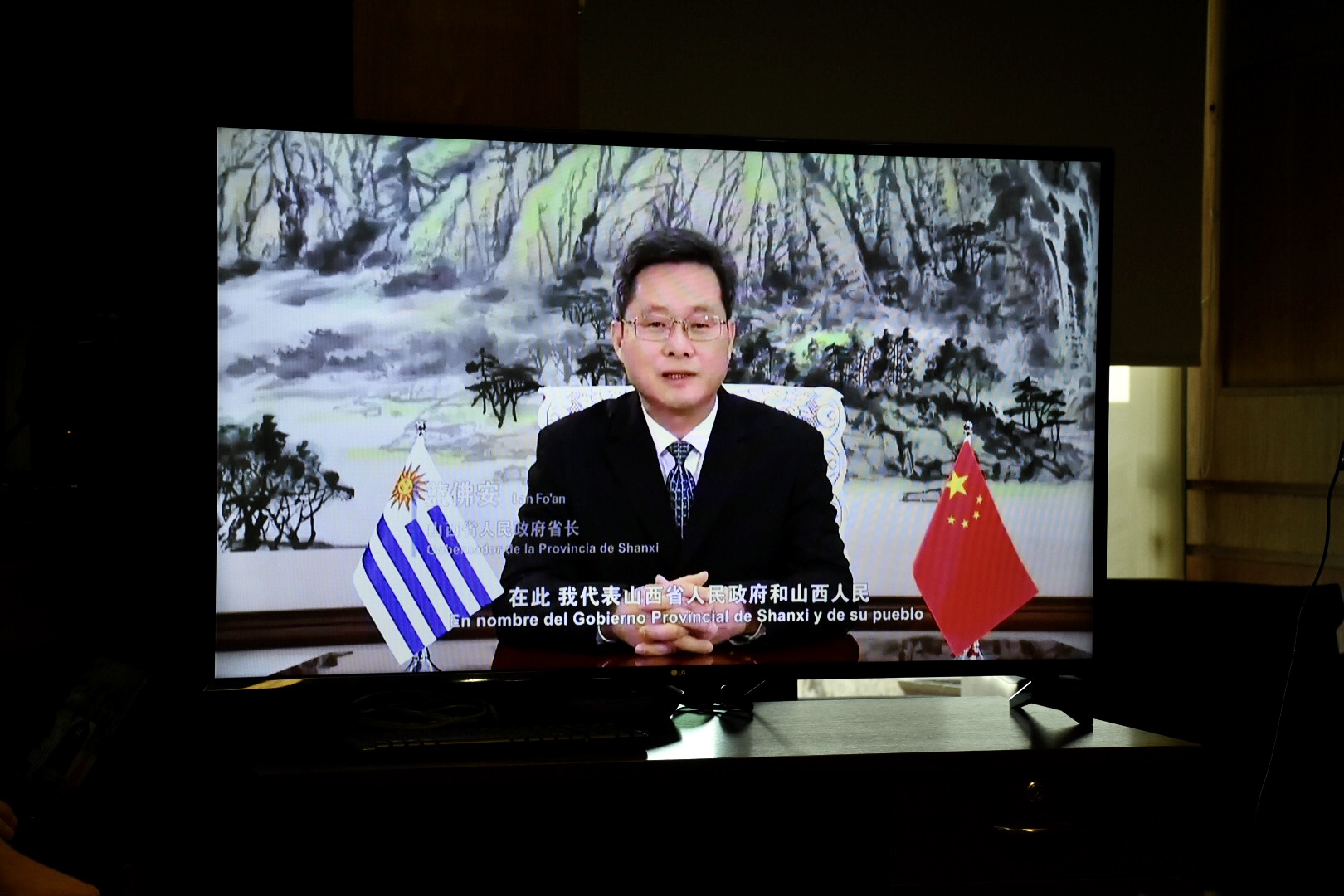 Gobernador de la provincia de Shanxi, Lan Fo’ An, saludando a las autoridades por los 30 aniversario del hermanamiento Shanxi – Canelones Gobernador de la provincia de Shanxi, Lan Fo’ An, saludando a las autoridades por los 30 aniversario del hermanamiento Shanxi – Canelones