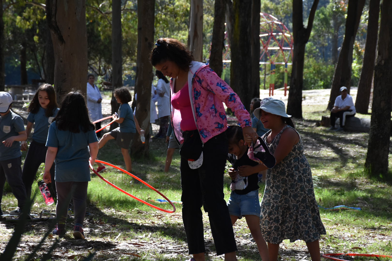 Grandes y chicos participan de la actividad en diferentes bases de juego