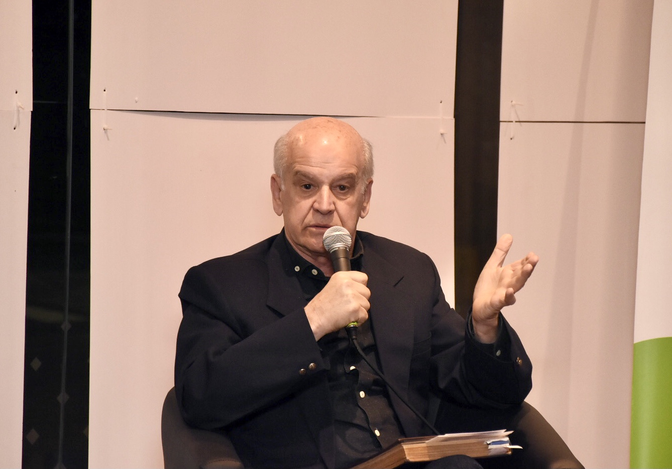 Heber Freitas en la celebración de los 40 años de la revista La plaza - Mesa “Desde la historia” Heber Freitas en la celebración de los 40 años de la revista La plaza - Mesa “Desde la historia”