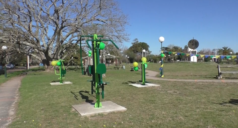 Instalación de aparatos de gimnasia en la plaza Gral. Líber Seregni de Costa Azul Instalación de aparatos de gimnasia en la plaza Gral. Líber Seregni de Costa Azul