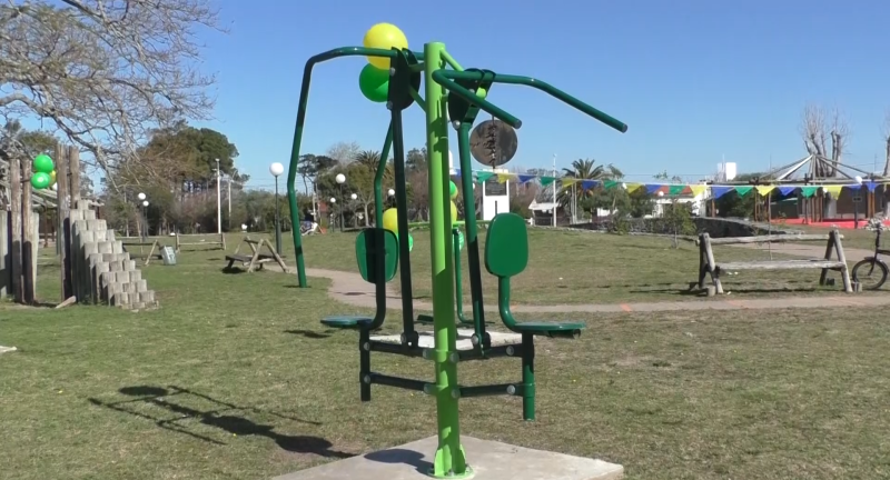 Instalación de aparatos de gimnasia en la plaza Gral. Líber Seregni de Costa Azul Instalación de aparatos de gimnasia en la plaza Gral. Líber Seregni de Costa Azul