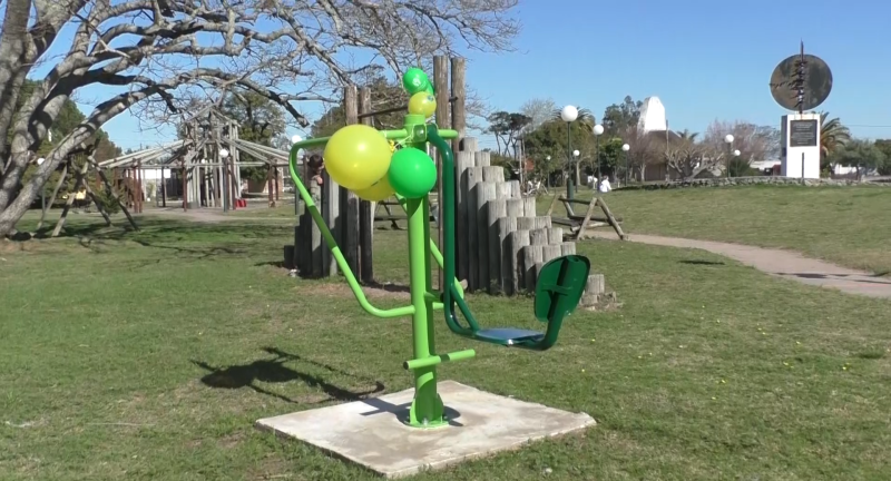Instalación de aparatos de gimnasia en la plaza Gral. Líber Seregni de Costa Azul Instalación de aparatos de gimnasia en la plaza Gral. Líber Seregni de Costa Azul