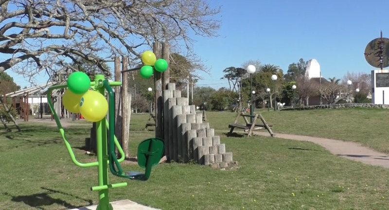 Instalación de aparatos de gimnasia en la plaza Gral. Líber Seregni de Costa Azul Instalación de aparatos de gimnasia en la plaza Gral. Líber Seregni de Costa Azul