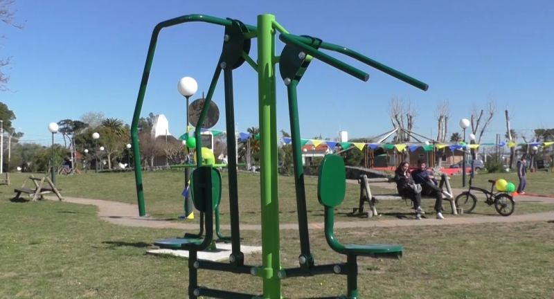 Instalación de aparatos de gimnasia en la plaza Gral. Líber Seregni de Costa Azul Instalación de aparatos de gimnasia en la plaza Gral. Líber Seregni de Costa Azul