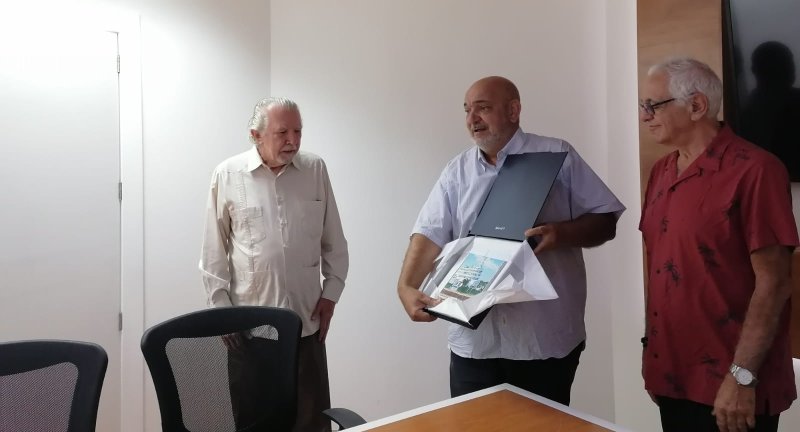 Entrega de cuadros pintados por artesanos canarios al Cónsul de Uruguay y al Director de Desarrollo Económico de Aguascalientes Entrega de cuadros pintados por artesanos canarios al Cónsul de Uruguay y al Director de Desarrollo Económico de Aguascalientes