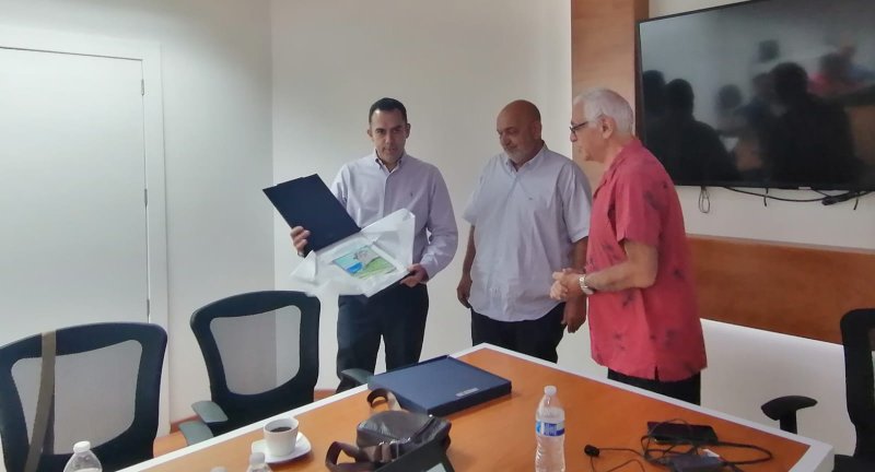 Entrega de cuadros pintados por artesanos canarios al Cónsul de Uruguay y al Director de Desarrollo Económico de Aguascalientes Entrega de cuadros pintados por artesanos canarios al Cónsul de Uruguay y al Director de Desarrollo Económico de Aguascalientes