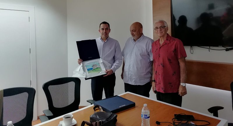 Entrega de cuadros pintados por artesanos canarios al Cónsul de Uruguay y al Director de Desarrollo Económico de Aguascalientes Entrega de cuadros pintados por artesanos canarios al Cónsul de Uruguay y al Director de Desarrollo Económico de Aguascalientes