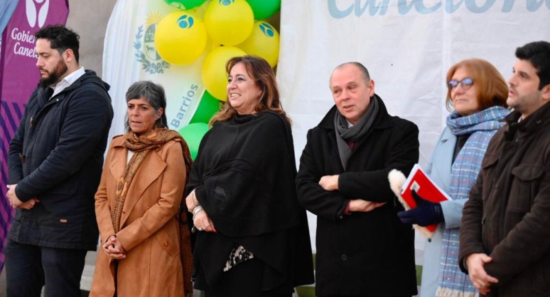 De izquierda a derecha: Director de la Agencia de Vivienda y Convivencia Ciudadana, Rodrigo Amengual, Pro Secretaria General del Gobierno de Canelones, Silvana Nieves, Ministra de Vivienda y Ordenamiento Territorial, Irene Moreira, Subsecretario de Vivienda, Tabaré Hackenbruch, Coordinador de Plan de Mejoramiento Barrial, Álvaro Martínez, en la inauguración del Plan de Mejoramiento Barrial en Municipal 1 de Santa Lucía