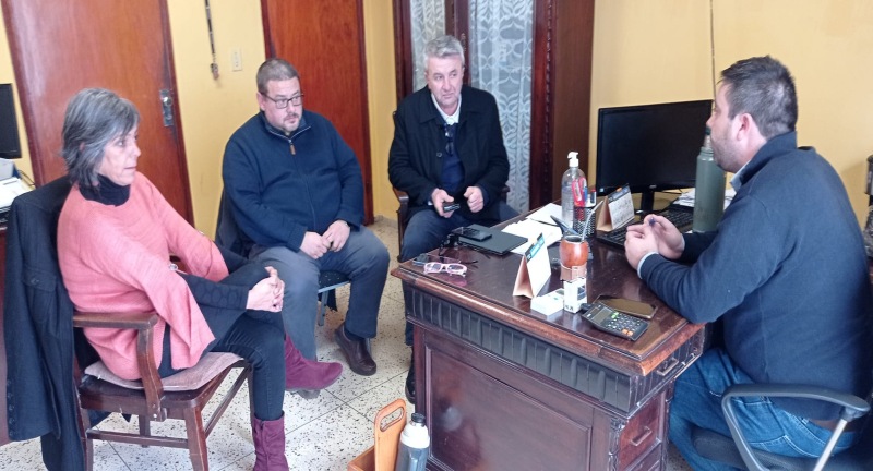 Autoridades del Gobierno de Canelones, encabezadas por el Intendente de Canelones en funciones, Alejandro Alberro, la Pro Secretaria General, Silvana Nieves, y el Director General de Gestión Ambiental, Leonardo Herou, se reunieron con el Alcalde de San Ramón, Gonzalo Melogno, luego del temporal del pasado domingo 10 de julio Autoridades del Gobierno de Canelones, encabezadas por el Intendente de Canelones en funciones, Alejandro Alberro, la Pro Secretaria General, Silvana Nieves, y el Director General de Gestión Ambiental, Leonardo Herou, se reunieron con el Alcalde de San Ramón, Gonzalo Melogno, luego del temporal del pasado domingo 10 de julio