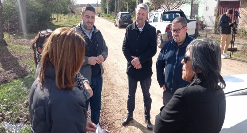 Autoridades del Gobierno de Canelones, encabezadas por el Intendente de Canelones en funciones, Alejandro Alberro, la Pro Secretaria General, Silvana Nieves, y el Director General de Gestión Ambiental, Leonardo Herou, recorrieron el Municipio de San Ramón luego del temporal del pasado domingo 10 de julio Autoridades del Gobierno de Canelones, encabezadas por el Intendente de Canelones en funciones, Alejandro Alberro, la Pro Secretaria General, Silvana Nieves, y el Director General de Gestión Ambiental, Leonardo Herou, recorrieron el Municipio de San Ramón luego del temporal del pasado domingo 10 de julio