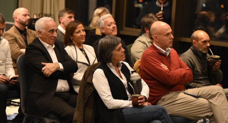 Se realizó una nueva instancia de las Reflexiones Canarias con la temática A 20 años de la crisis del 2002, ¿qué aprendimos los uruguayos? Se realizó una nueva instancia de las Reflexiones Canarias con la temática A 20 años de la crisis del 2002, ¿qué aprendimos los uruguayos?