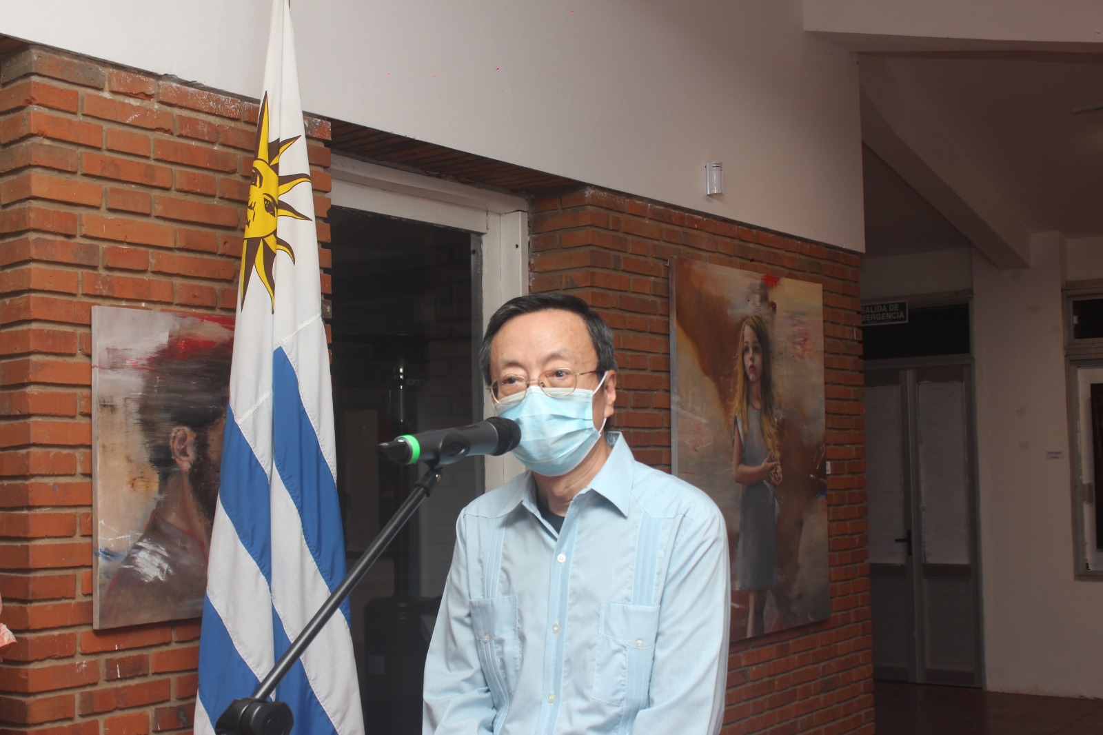 Embajador de China en Uruguay, Wang Gang, en la muestra Entre Orientales que estará abierta al público en el espacio Dínamo de Atlántida hasta el 5 de marzo Embajador de China en Uruguay, Wang Gang, en la muestra Entre Orientales que estará abierta al público en el espacio Dínamo de Atlántida hasta el 5 de marzo