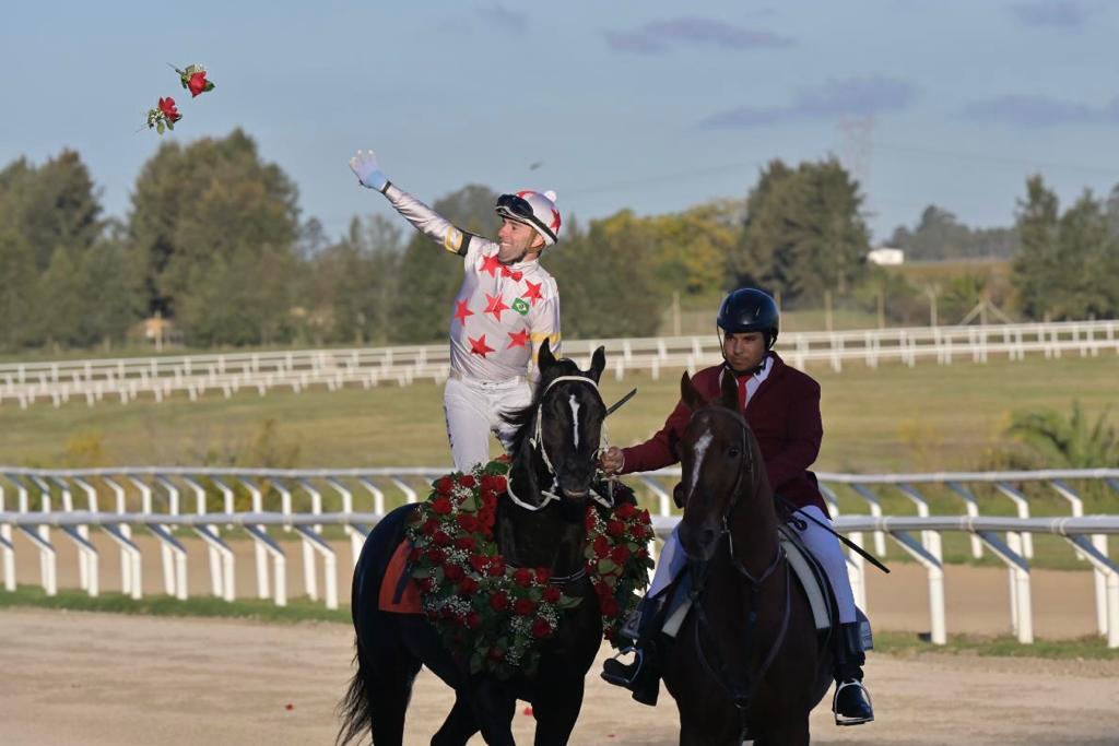 Orsi estuvo presente en los festejos de los 10 años de la reapertura del Hipódromo de Las Piedras Orsi estuvo presente en los festejos de los 10 años de la reapertura del Hipódromo de Las Piedras