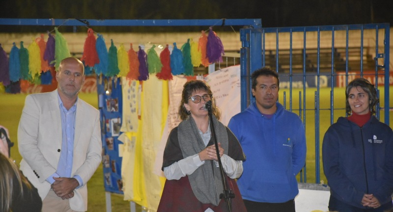 Autoridades en el lanzamiento del proyecto Un gol por la convivencia en el fútbol infantil realizado en el Estadio Eduardo Martínez Monegal. De izquierda a derecha: el Secretario General de la Intendencia, Francisco Legnani, la Directora de la editorial Santillana, Alejandra Campos, el responsable de la Unidad de Animación Sociocultural, Lorenzo Figueredo, y la responsable del Área Infancia y Adolescencia, Cecilia Rebellato. Autoridades en el lanzamiento del proyecto Un gol por la convivencia en el fútbol infantil realizado en el Estadio Eduardo Martínez Monegal. De izquierda a derecha: el Secretario General de la Intendencia, Francisco Legnani, la Directora de la editorial Santillana, Alejandra Campos, el responsable de la Unidad de Animación Sociocultural, Lorenzo Figueredo, y la responsable del Área Infancia y Adolescencia, Cecilia Rebellato.