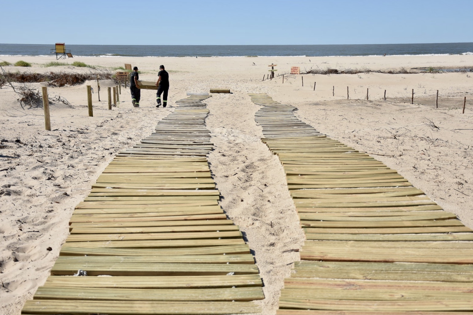 Personas privadas de libertad recuperan las bajadas a la playa en Parque del Plata Personas privadas de libertad recuperan las bajadas a la playa en Parque del Plata