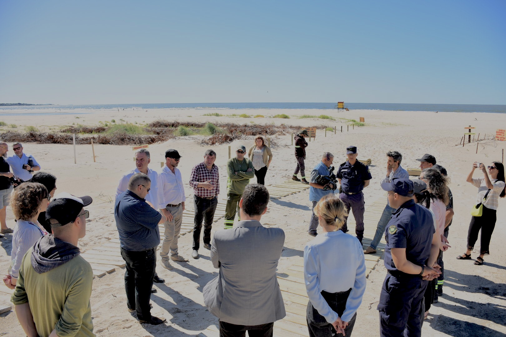 Personas privadas de libertad recuperan las bajadas a la playa en Parque del Plata Personas privadas de libertad recuperan las bajadas a la playa en Parque del Plata