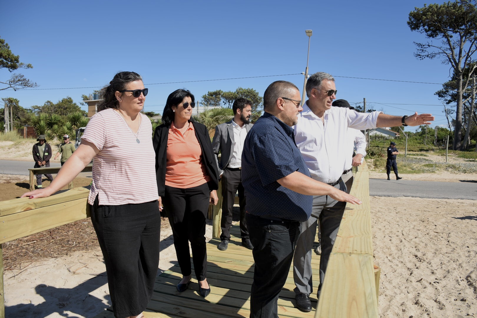 Personas privadas de libertad recuperan las bajadas a la playa en Parque del Plata Personas privadas de libertad recuperan las bajadas a la playa en Parque del Plata
