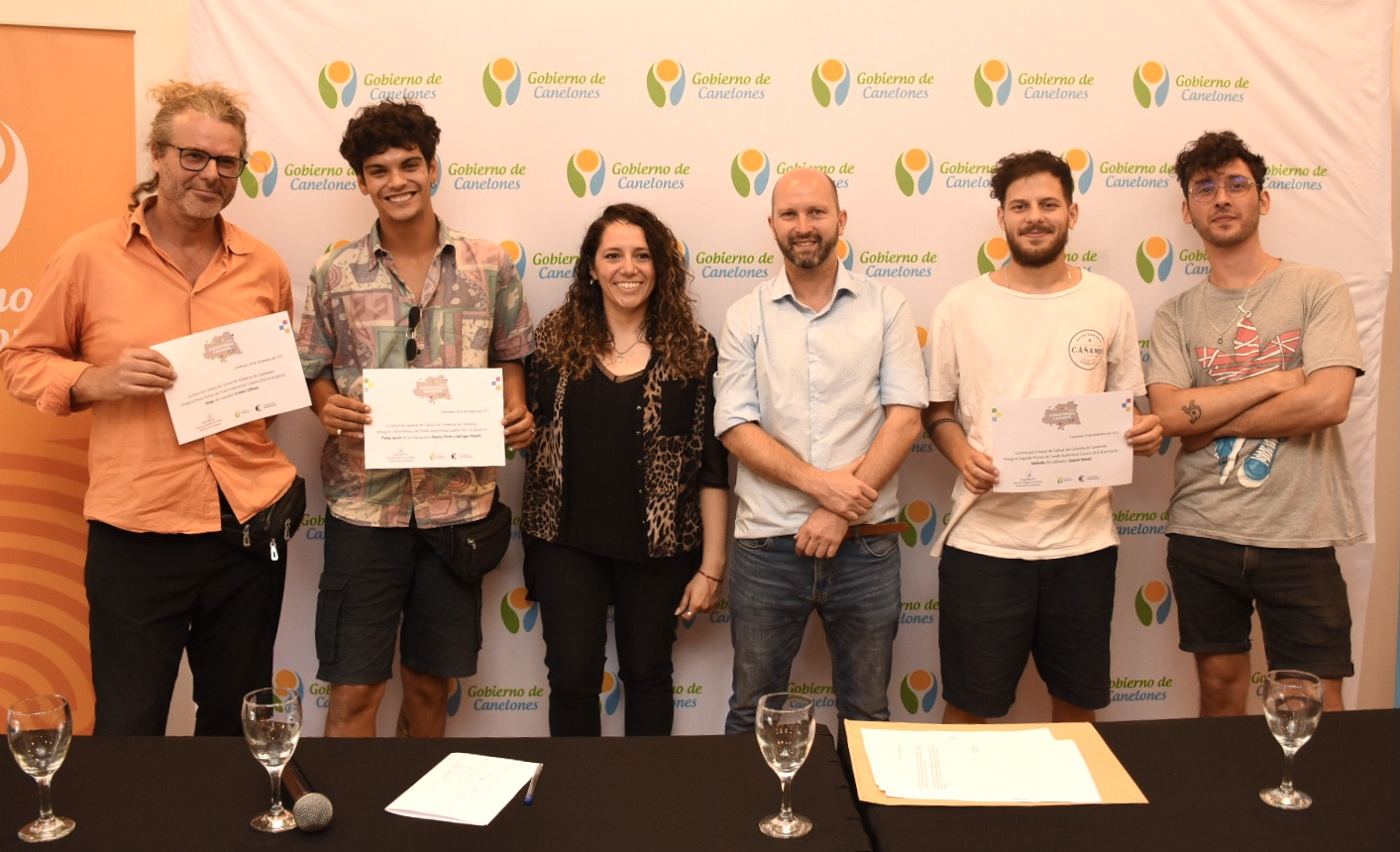 De izq. a der.: Ernesto Gillman, realizador de Abejas, realizador de Marindia, Ramiro Firme, La Repsonsable de Canelones Audiovisual, Lic. Valeria Deangelo, el Director General de Cultura, Sergio Machín, Joaquín Mauad, realizador de Marindia, y Santiago Musetti, realizador de Flying sauce, en el lanzamiento de Cine bajo las estrellas y la entrega de premios de la edición 2022 del Fondo Audiovisual Canario. De izq. a der.: Ernesto Gillman, realizador de Abejas, realizador de Marindia, Ramiro Firme, La Repsonsable de Canelones Audiovisual, Lic. Valeria Deangelo, el Director General de Cultura, Sergio Machín, Joaquín Mauad, realizador de Marindia, y Santiago Musetti, realizador de Flying sauce, en el lanzamiento de Cine bajo las estrellas y la entrega de premios de la edición 2022 del Fondo Audiovisual Canario.