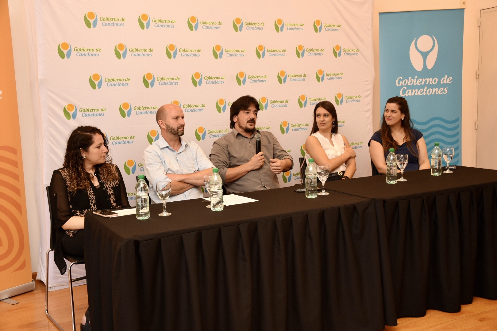 De izq. a der.: La Repsonsable de Canelones Audiovisual, Lic. Valeria Deangelo, el Director General de Cultura, Sergio Machín, Coordinador del Gabinete Instucional, Pedro Irigoin, Directora del Instituto Italiano de Cultura, Dra. Silvia Merli, y la Directora de la película Bosco, Alicia Cano, en el lanzamiento de Cine bajo las estrellas y la entrega de premios de la edición 2022 del Fondo Audiovisual Canario. De izq. a der.: La Repsonsable de Canelones Audiovisual, Lic. Valeria Deangelo, el Director General de Cultura, Sergio Machín, Coordinador del Gabinete Instucional, Pedro Irigoin, Directora del Instituto Italiano de Cultura, Dra. Silvia Merli, y la Directora de la película Bosco, Alicia Cano, en el lanzamiento de Cine bajo las estrellas y la entrega de premios de la edición 2022 del Fondo Audiovisual Canario.