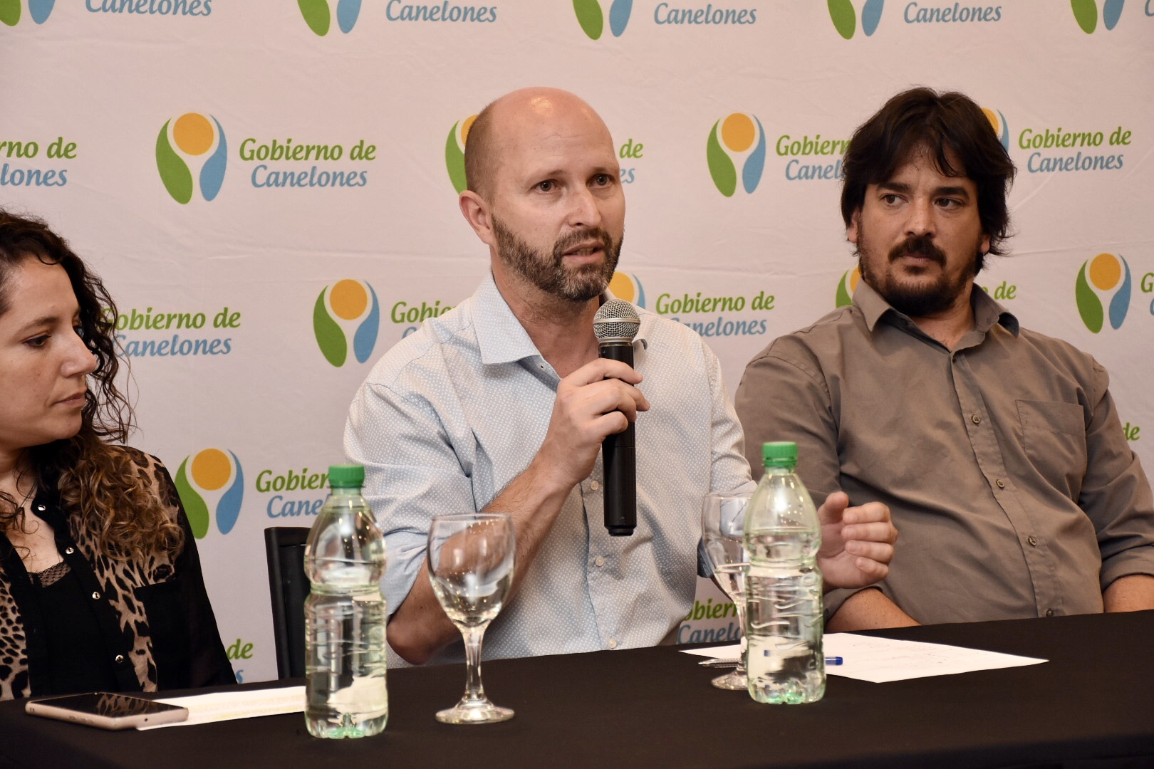 De izq. a der.: Repsonsable de Canelones Audiovisual, Lic. Valeria Deangelo, el Director General de Cultura, Sergio Machín, Coordinador del Gabinete Instucional, Pedro Irigoin, en el lanzamiento de Cine bajo las estrellas y la entrega de premios de la edición 2022 del Fondo Audiovisual Canario. De izq. a der.: Repsonsable de Canelones Audiovisual, Lic. Valeria Deangelo, el Director General de Cultura, Sergio Machín, Coordinador del Gabinete Instucional, Pedro Irigoin, en el lanzamiento de Cine bajo las estrellas y la entrega de premios de la edición 2022 del Fondo Audiovisual Canario.