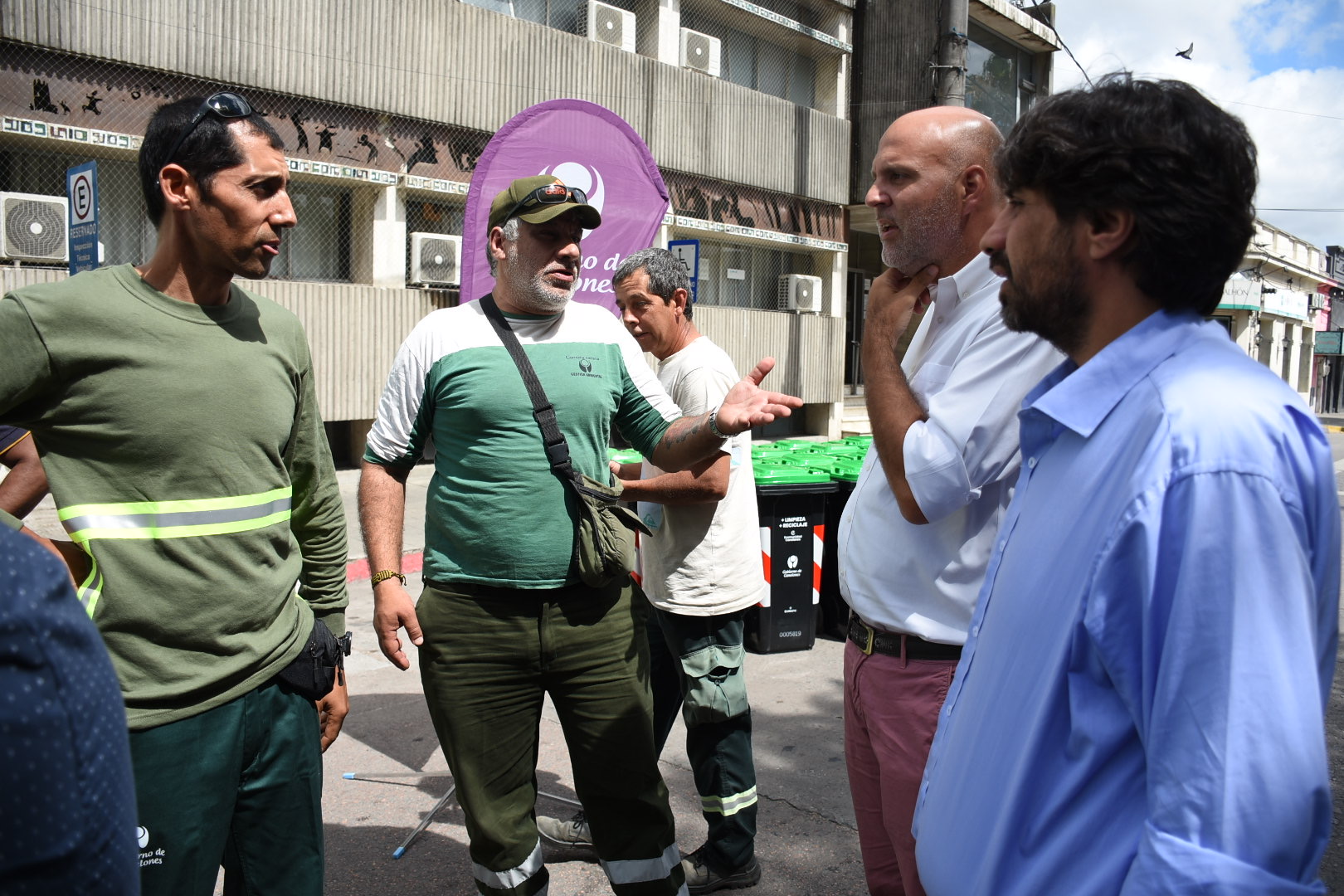 En la plaza Constitución de Pando, el Gobierno de Canelones presentó nuevo equipamiento para reciclaje