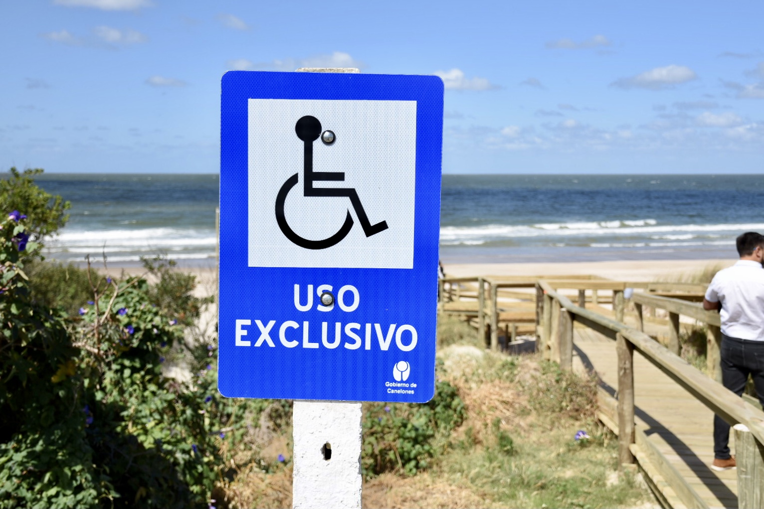 El mar al alcance de todos y todas: alfombras costeras y sillas anfibias garantizan el acceso al mar para personas en situación de discapacidad El mar al alcance de todos y todas: alfombras costeras y sillas anfibias garantizan el acceso al mar para personas en situación de discapacidad