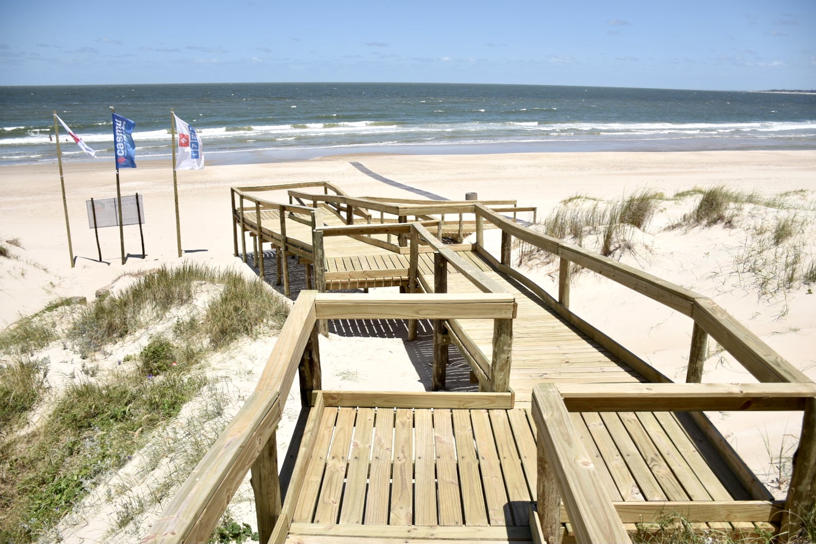 El mar al alcance de todos y todas: alfombras costeras y sillas anfibias garantizan el acceso al mar para personas en situación de discapacidad El mar al alcance de todos y todas: alfombras costeras y sillas anfibias garantizan el acceso al mar para personas en situación de discapacidad