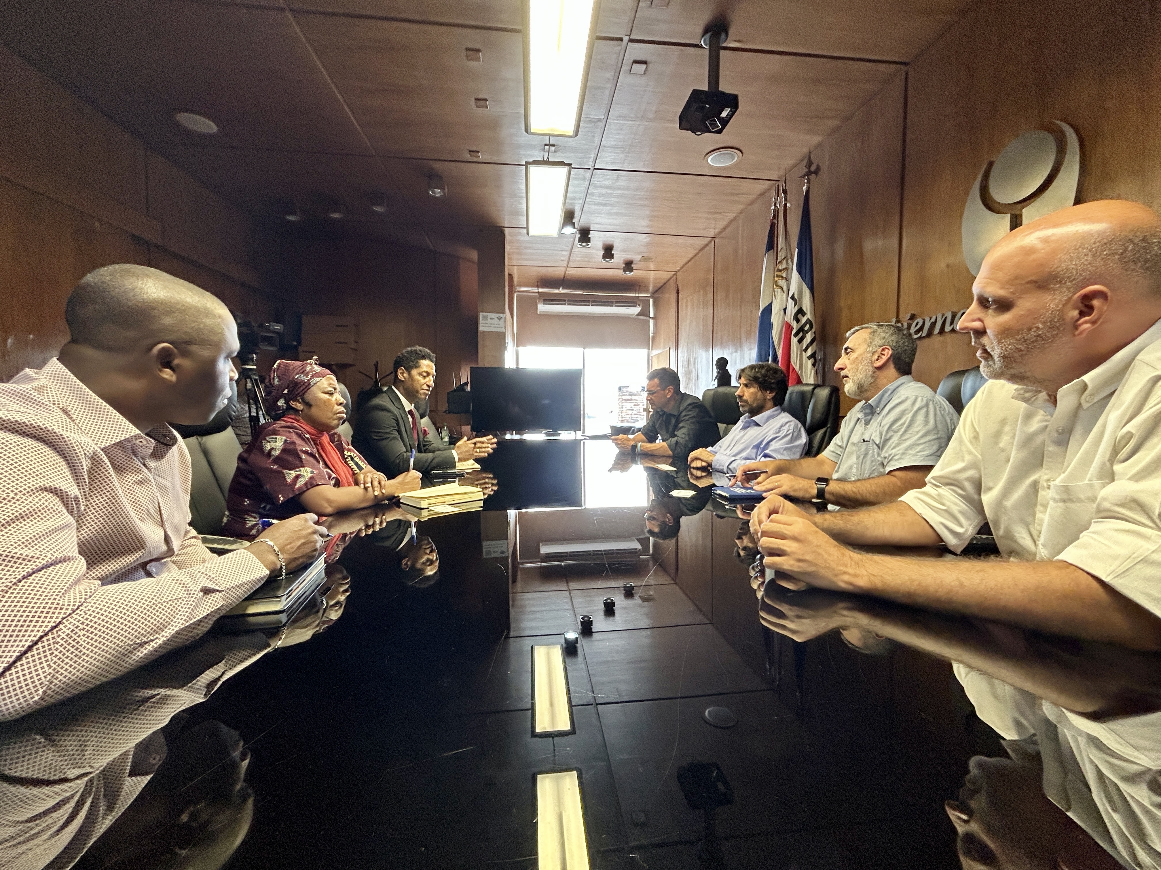  Autoridades del Gobierno de Canelones recibieron visita de delegación del Consulado de Angola.