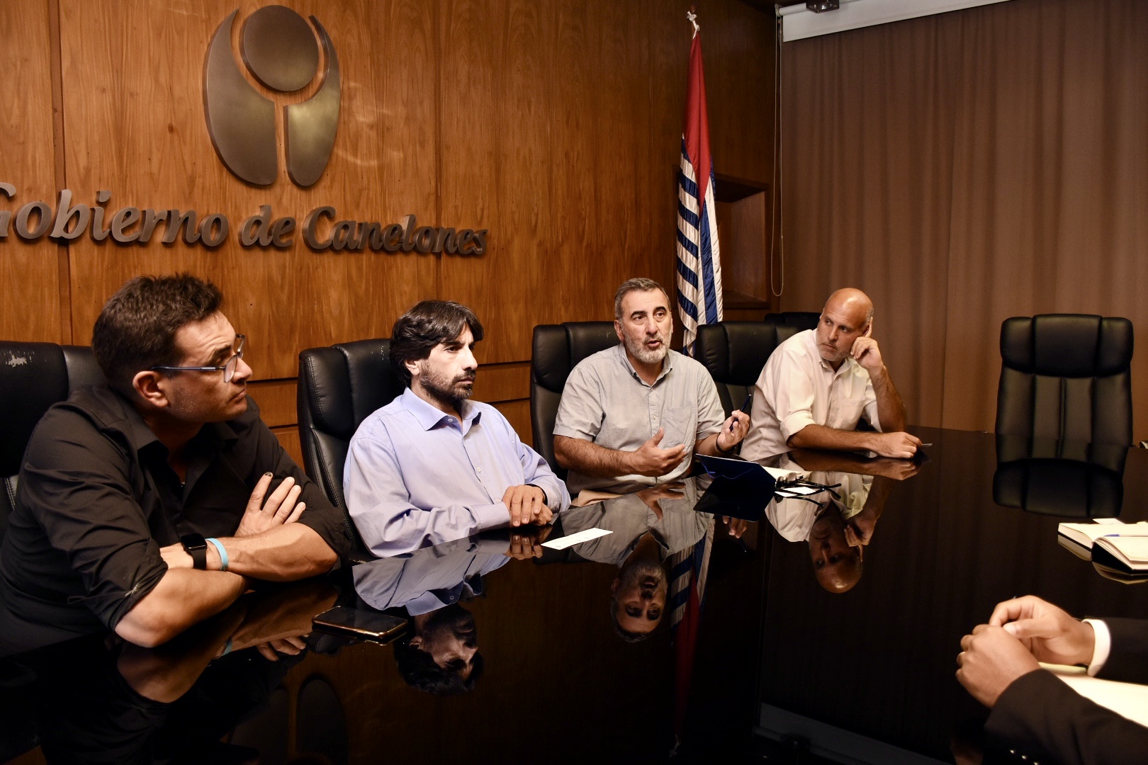 De izq. a der.: Martín Clavijo, de la Dirección de Relaciones Internacionales, el Intendente interino de Canelones, Marcelo Metediera, el Director General de Relaciones Internacionales y Gobierno Abierto, Dr. Edison Lanza, y el Secretario General del Gobierno de Canelones, Dr. Esc. Francisco Legnani, en el encuentro con la delegación del Consulado de Angola.