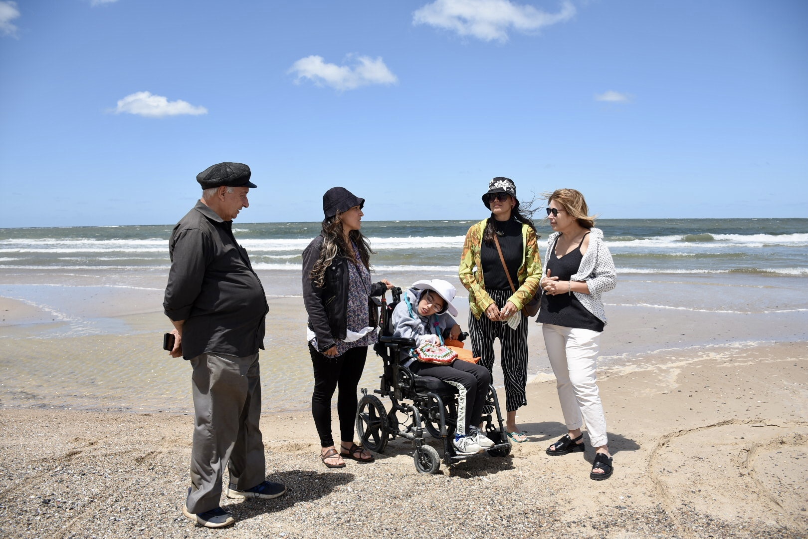 El mar al alcance de todos y todas: alfombras costeras y sillas anfibias garantizan el acceso al mar para personas en situación de discapacidad