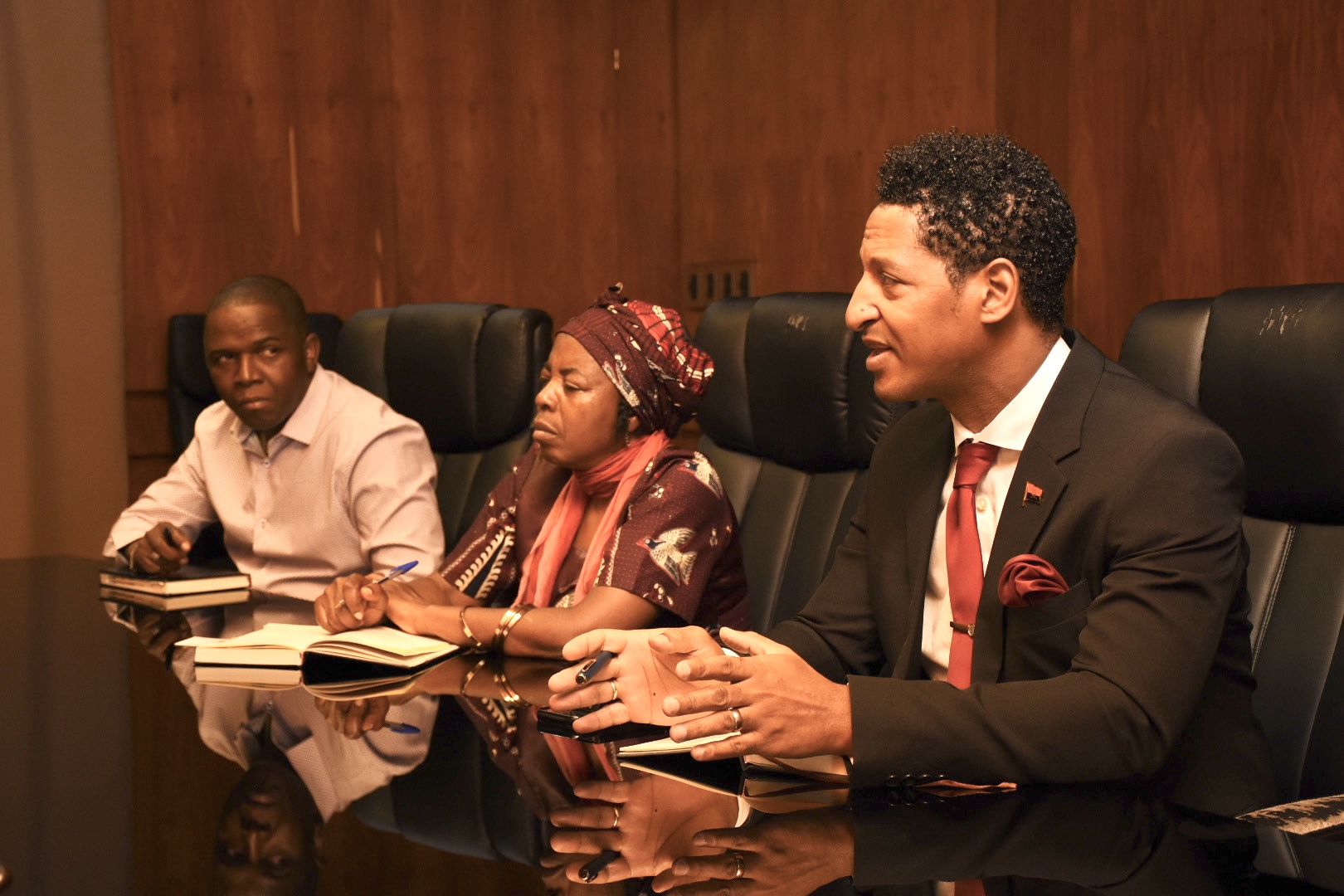 De izq. a der.: Segundo Secretario del Consulado de Angola, Rosario Dos Santos, la Viceónsul de Angola, Delfina Do Nascimento y el Vicecónsul de Angola, Paulo Sampaio, en el encuentro que mantuvieron con las autoridades del Gobierno de Canelones. De izq. a der.: Segundo Secretario del Consulado de Angola, Rosario Dos Santos, la Viceónsul de Angola, Delfina Do Nascimento y el Vicecónsul de Angola, Paulo Sampaio, en el encuentro que mantuvieron con las autoridades del Gobierno de Canelones.