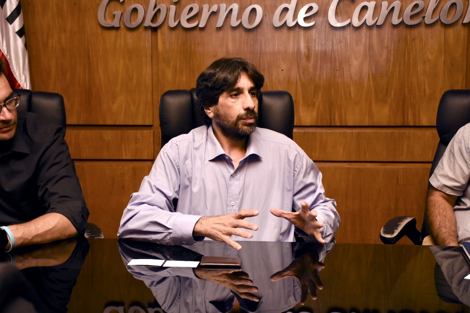 Intendente interino de Canelones, Marcelo Metediera, en el encuentro con la delegación del Consulado de Angola.