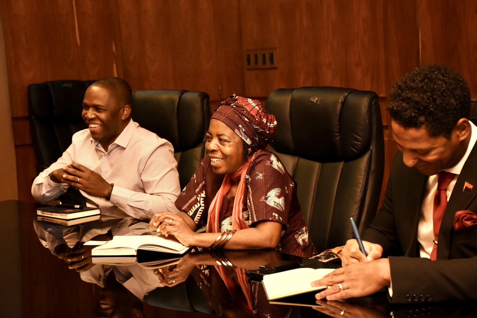 De izq. a der.: Segundo Secretario del Consulado de Angola, Rosario Dos Santos, la Vicecónsul de Angola, Delfina Do Nascimento y el Vicecónsul de Angola, Paulo Sampaio, en el encuentro que mantuvieron con las autoridades del Gobierno de Canelones. De izq. a der.: Segundo Secretario del Consulado de Angola, Rosario Dos Santos, la Vicecónsul de Angola, Delfina Do Nascimento y el Vicecónsul de Angola, Paulo Sampaio, en el encuentro que mantuvieron con las autoridades del Gobierno de Canelones.