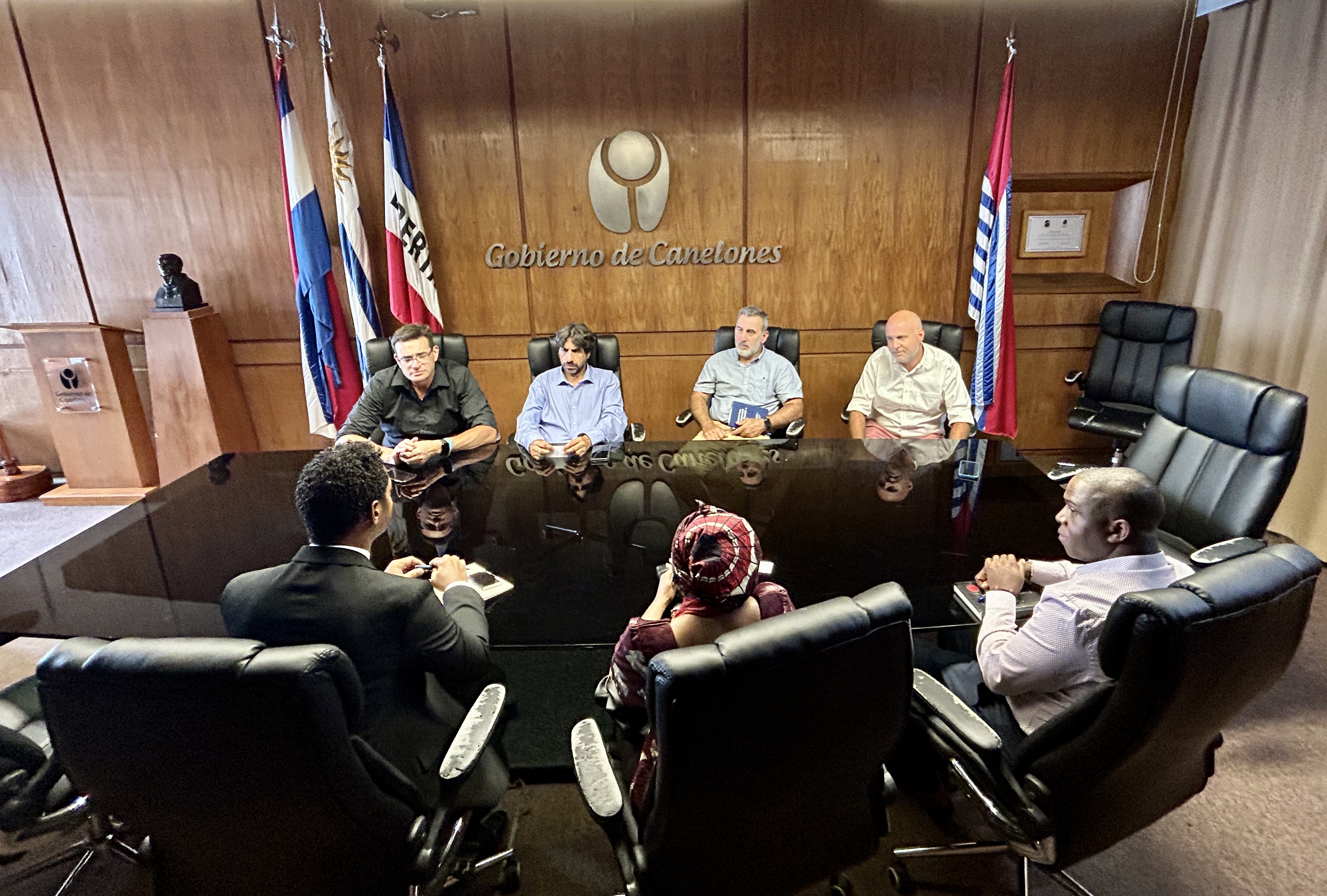 Autoridades del Gobierno de Canelones recibieron visita de delegación del Consulado de Angola.