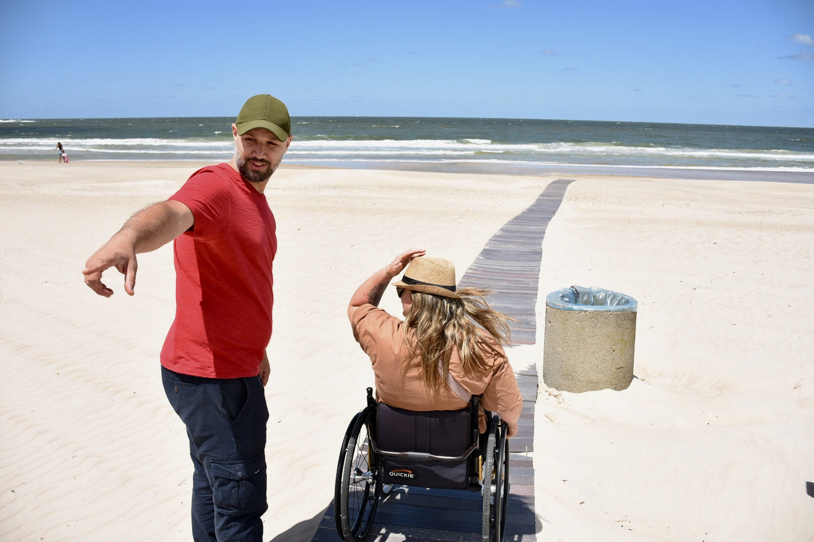 El mar al alcance de todos y todas: alfombras costeras y sillas anfibias garantizan el acceso al mar para personas en situación de discapacidad