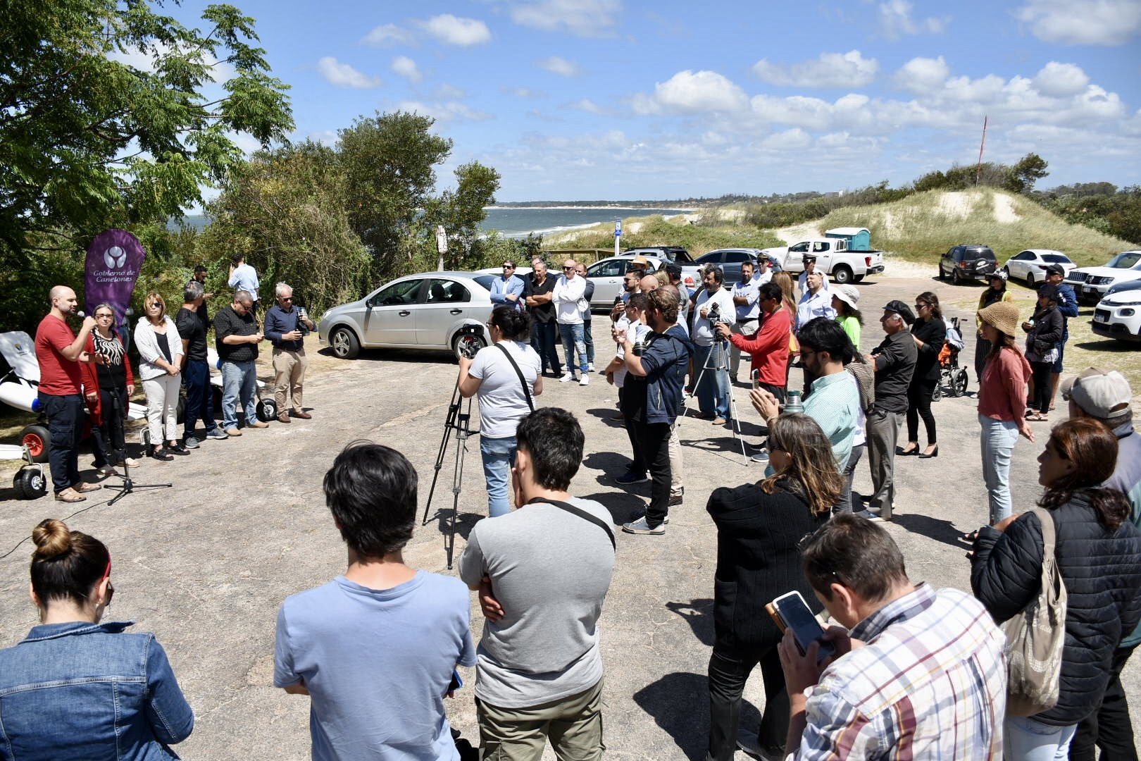 El mar al alcance de todos y todas: alfombras costeras y sillas anfibias garantizan el acceso al mar para personas en situación de discapacidad