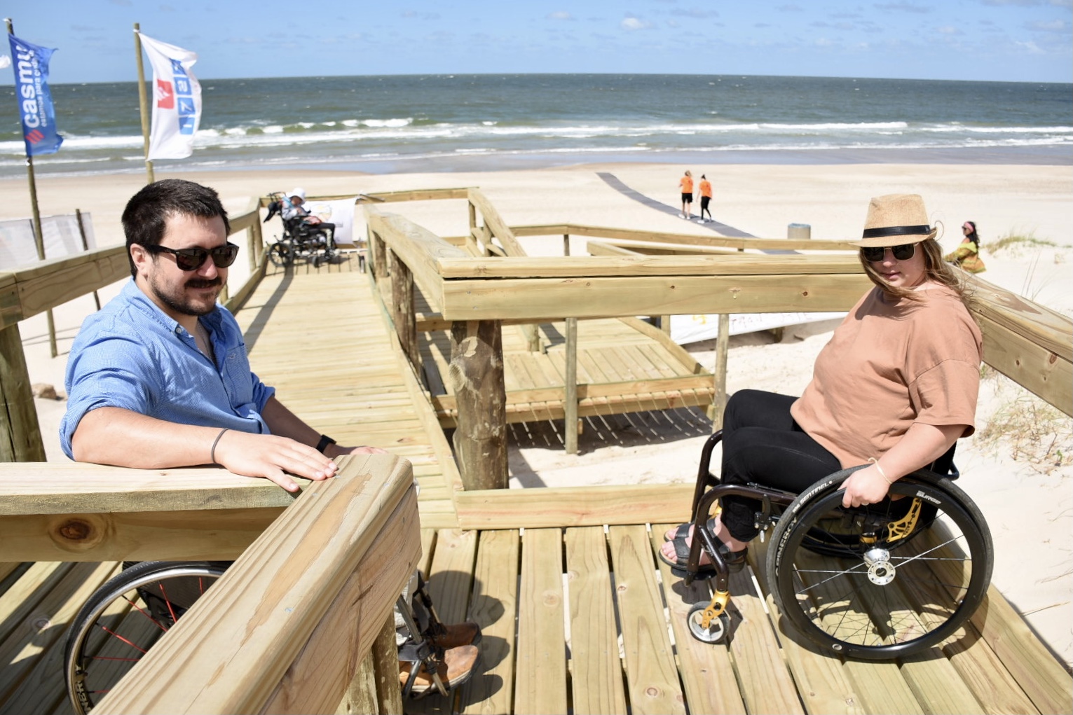 El mar al alcance de todos y todas: alfombras costeras y sillas anfibias garantizan el acceso al mar para personas en situación de discapacidad