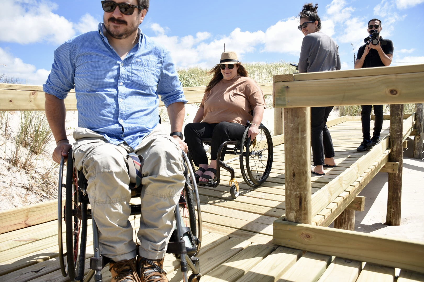 El mar al alcance de todos y todas: alfombras costeras y sillas anfibias garantizan el acceso al mar para personas en situación de discapacidad
