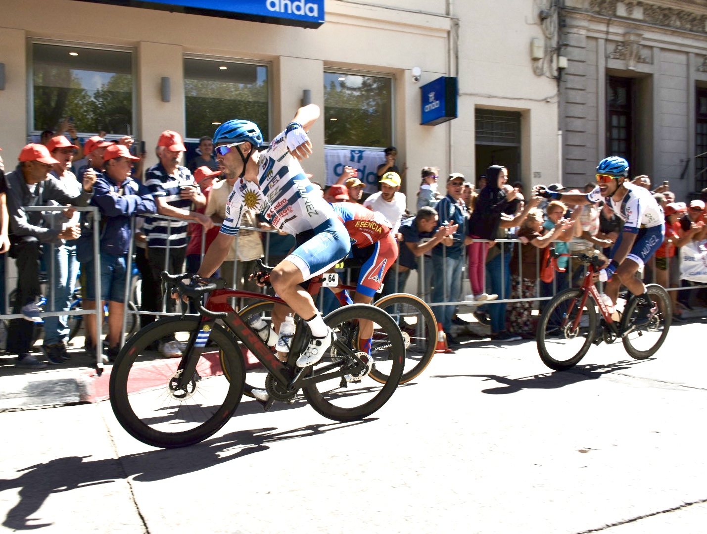 Vuelta Ciclista 2023: llegada de la primera etapa y podio en ciudad de Canelones Vuelta Ciclista 2023: llegada de la primera etapa y podio en ciudad de Canelones