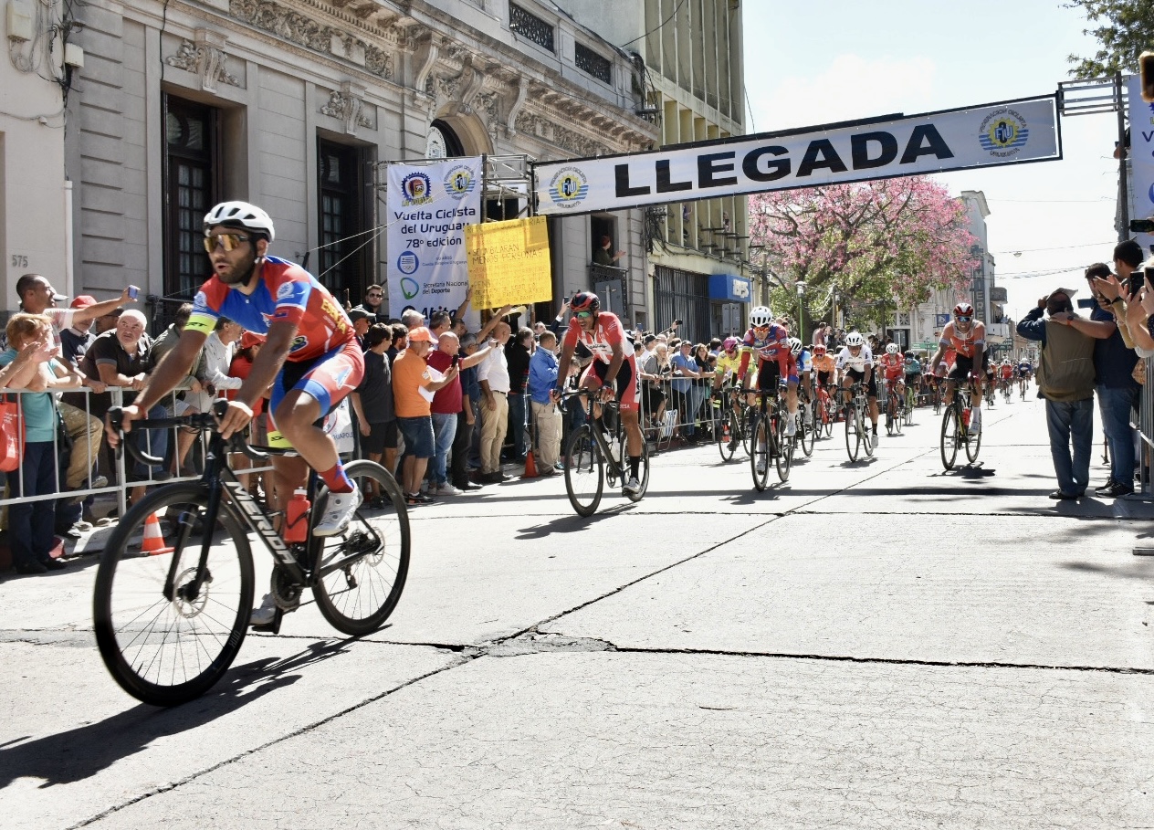 Vuelta Ciclista 2023: llegada de la primera etapa y podio en ciudad de Canelones Vuelta Ciclista 2023: llegada de la primera etapa y podio en ciudad de Canelones