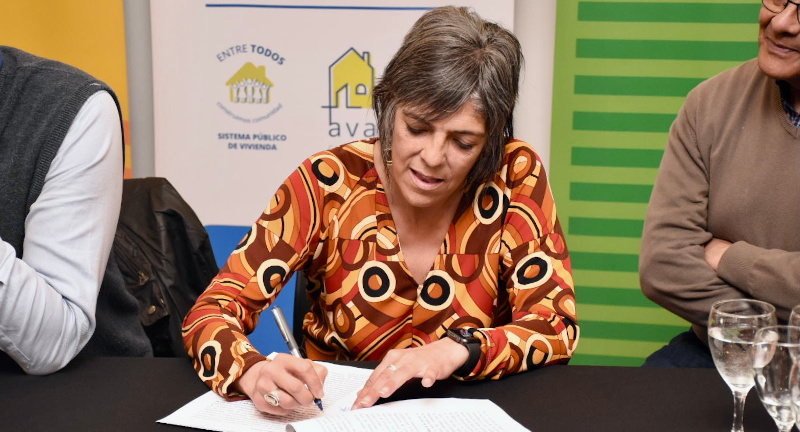 La Secretaria General en funciones de la Intendencia, Silvana Nieves, en la firma de convenio entre la Intendencia y el Ministerio de Vivienda y Ordenamiento Territorial para el realojo de 40 familias de Canelones La Secretaria General en funciones de la Intendencia, Silvana Nieves, en la firma de convenio entre la Intendencia y el Ministerio de Vivienda y Ordenamiento Territorial para el realojo de 40 familias de Canelones
