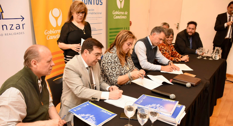 Firma de convenio entre la Intendencia y el Ministerio de Vivienda y Ordenamiento Territorial para el realojo de 40 familias de Canelones Firma de convenio entre la Intendencia y el Ministerio de Vivienda y Ordenamiento Territorial para el realojo de 40 familias de Canelones