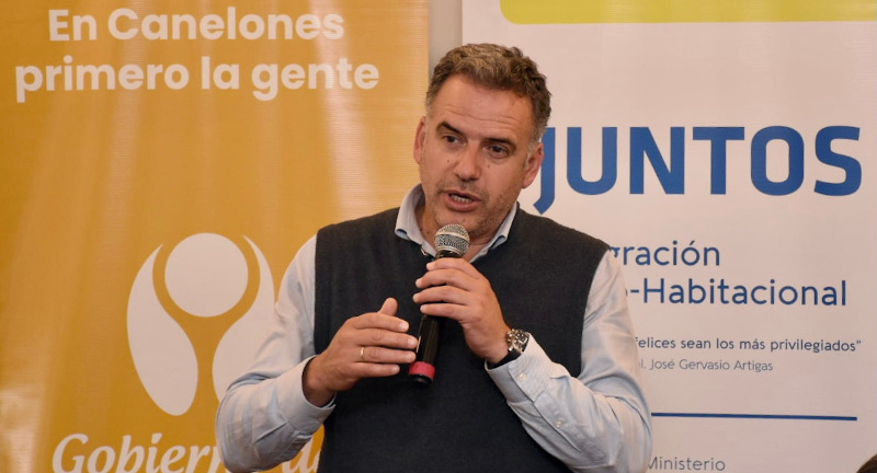 El Intendente de Canelones, Prof. Yamandú Orsi, en la firma de convenio entre la Intendencia y el Ministerio de Vivienda y Ordenamiento Territorial para el realojo de 40 familias de Canelones El Intendente de Canelones, Prof. Yamandú Orsi, en la firma de convenio entre la Intendencia y el Ministerio de Vivienda y Ordenamiento Territorial para el realojo de 40 familias de Canelones