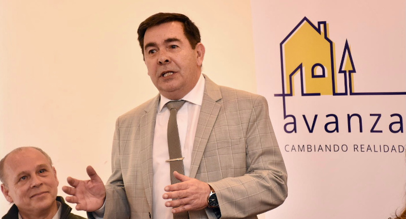El Coordinador General del programa socio-habitacional Juntos, Coronel retirado Rody Macías, en la firma de convenio entre la Intendencia y el Ministerio de Vivienda y Ordenamiento Territorial para el realojo de 40 familias de Canelones El Coordinador General del programa socio-habitacional Juntos, Coronel retirado Rody Macías, en la firma de convenio entre la Intendencia y el Ministerio de Vivienda y Ordenamiento Territorial para el realojo de 40 familias de Canelones