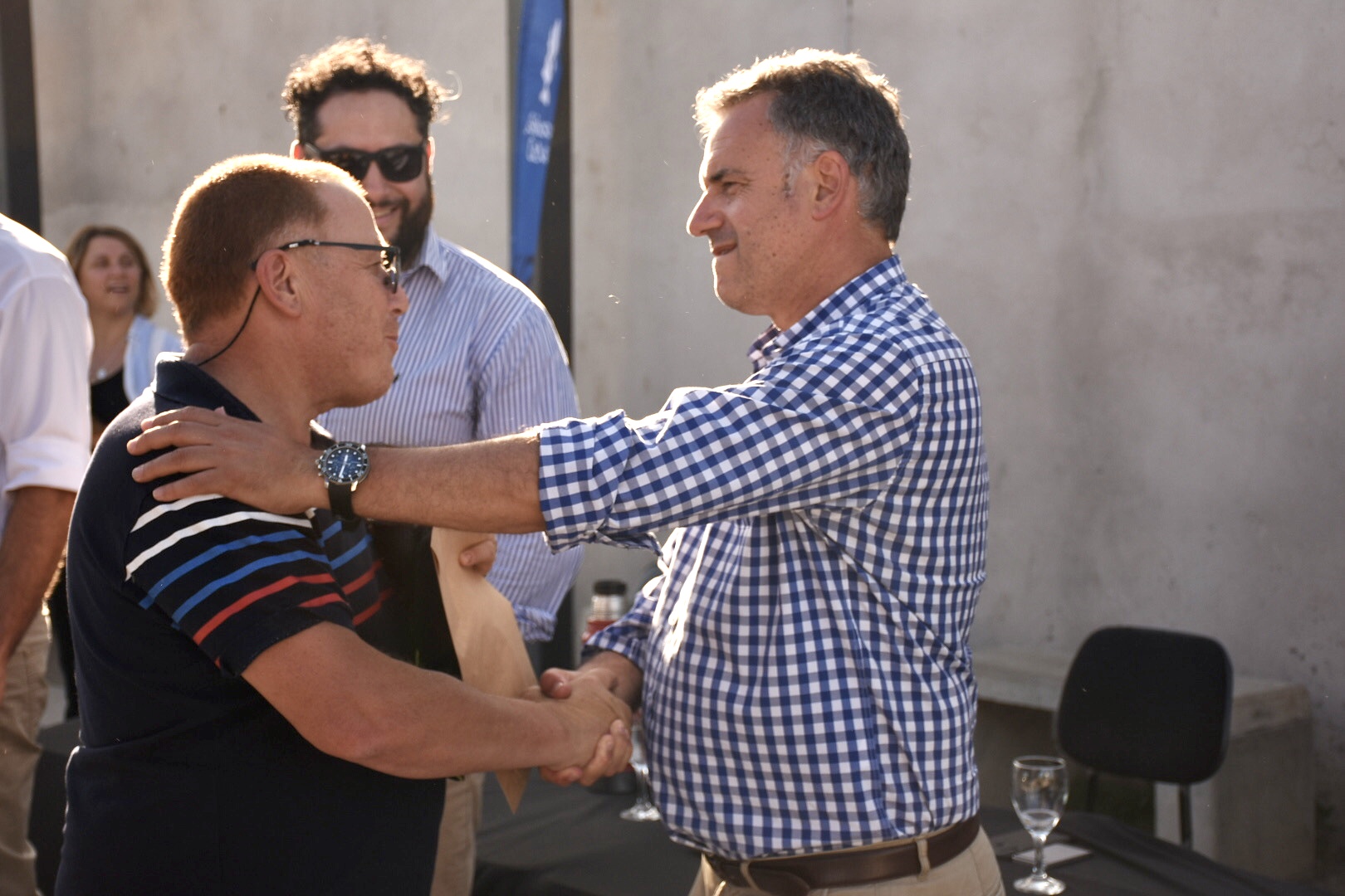 Intendente de Canelones, Prof. Yamandú Orsi, con vecino del barrio Municipal 1 de Santa Lucía en la firma de comodatos de viviendas Intendente de Canelones, Prof. Yamandú Orsi, con vecino del barrio Municipal 1 de Santa Lucía en la firma de comodatos de viviendas