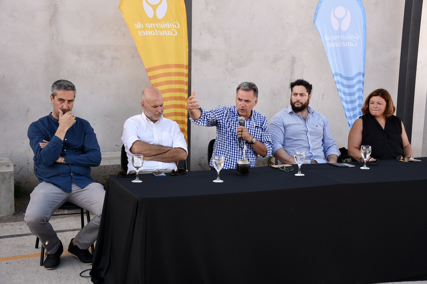 De izquierda a derecha: Alcalde del Municipio de Santa Lucía, Leonardo Mollo, Secretario General de la Intendencia de Canelones, Dr. Esc. Francisco Legnani, Intendente de Canelones, Prof. Yamandú Orsi, Director General de la Agencia de Vivienda y Convivencia Ciudadana, Rodrigo Amengual, y Directora de Vivienda de Intendencia, Ana Subirán, en la firma de comodatos de viviendas en Santa Lucía. De izquierda a derecha: Alcalde del Municipio de Santa Lucía, Leonardo Mollo, Secretario General de la Intendencia de Canelones, Dr. Esc. Francisco Legnani, Intendente de Canelones, Prof. Yamandú Orsi, Director General de la Agencia de Vivienda y Convivencia Ciudadana, Rodrigo Amengual, y Directora de Vivienda de Intendencia, Ana Subirán, en la firma de comodatos de viviendas en Santa Lucía.