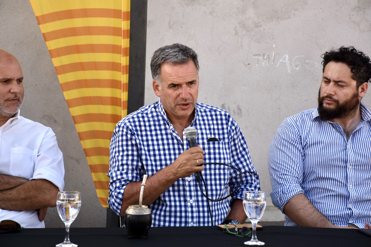Secretario General de la Intendencia de Canelones, Dr. Esc. Francisco Legnani, Intendente de Canelones, Prof. Yamandú Orsi, Director General de la Agencia de Vivienda y Convivencia Ciudadana, Rodrigo Amengual, en la firma de comodatos de viviendas en Santa Lucía. Secretario General de la Intendencia de Canelones, Dr. Esc. Francisco Legnani, Intendente de Canelones, Prof. Yamandú Orsi, Director General de la Agencia de Vivienda y Convivencia Ciudadana, Rodrigo Amengual, en la firma de comodatos de viviendas en Santa Lucía.